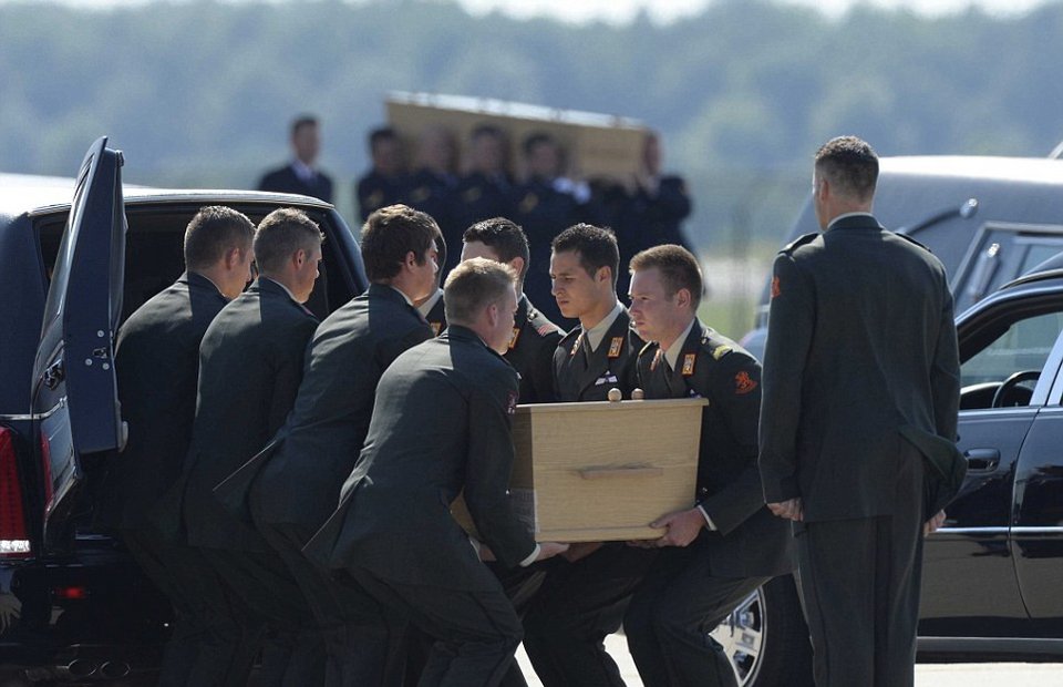 Στην Ολλανδία το αεροσκάφος με τις σoρούς των θυμάτων της ΜΗ17 -Ο βασιλιάς και ο πρωθυπουργός στο αεροδρόμιο [εικόνες&βίντεο] | iefimerida.gr 5