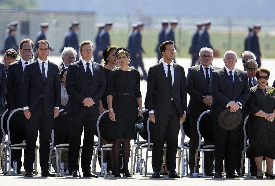 Στην Ολλανδία το αεροσκάφος με τις σoρούς των θυμάτων της ΜΗ17 -Ο βασιλιάς και ο πρωθυπουργός στο αεροδρόμιο [εικόνες&βίντεο] | iefimerida.gr 2