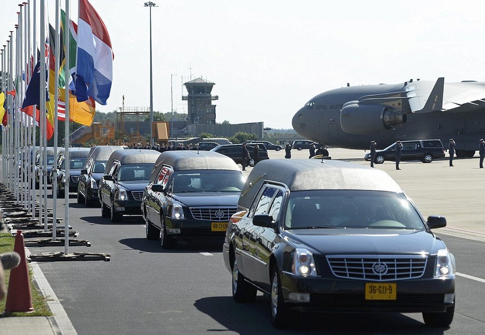 Στην Ολλανδία το αεροσκάφος με τις σoρούς των θυμάτων της ΜΗ17 -Ο βασιλιάς και ο πρωθυπουργός στο αεροδρόμιο [εικόνες&βίντεο] | iefimerida.gr 12