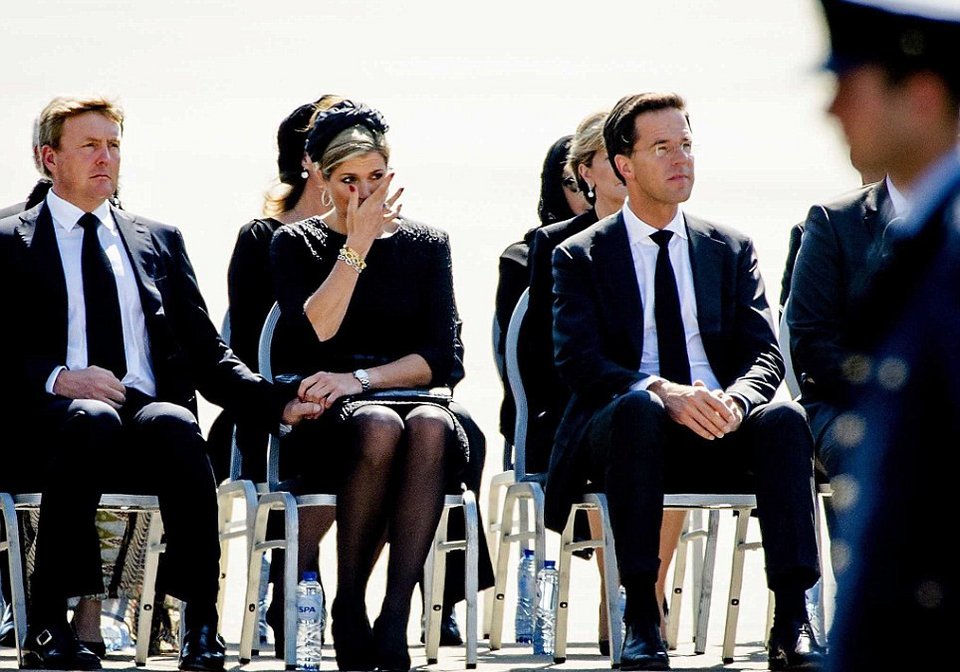 Στην Ολλανδία το αεροσκάφος με τις σoρούς των θυμάτων της ΜΗ17 -Ο βασιλιάς και ο πρωθυπουργός στο αεροδρόμιο [εικόνες&βίντεο] | iefimerida.gr 3