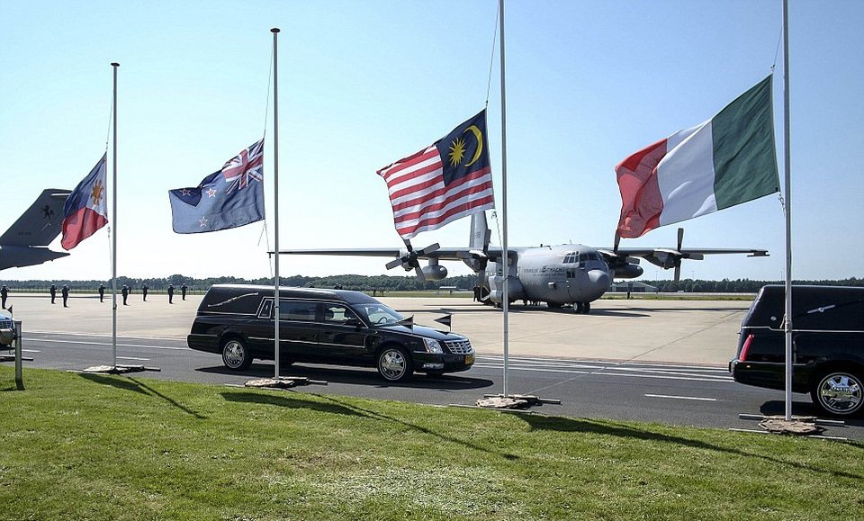 Στην Ολλανδία το αεροσκάφος με τις σoρούς των θυμάτων της ΜΗ17 -Ο βασιλιάς και ο πρωθυπουργός στο αεροδρόμιο [εικόνες&βίντεο] | iefimerida.gr 13