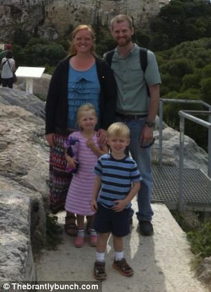 Σαν σε χολιγουντιανή ταινία: Ο Κεντ Μπράντλι είναι ο άνθρωπος που «νίκησε» τον θανατηφόρο ιό Εμπολα [εικόνες] | iefimerida.gr 1