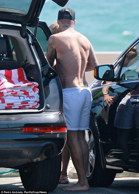 O Nτέιβιντ Μπέκαμ έβγαλε έξω τους κοιλιακούς του και ανέβασε τη θερμοκρασία στο Λος Αντζελες [εικόνες] | iefimerida.gr 3