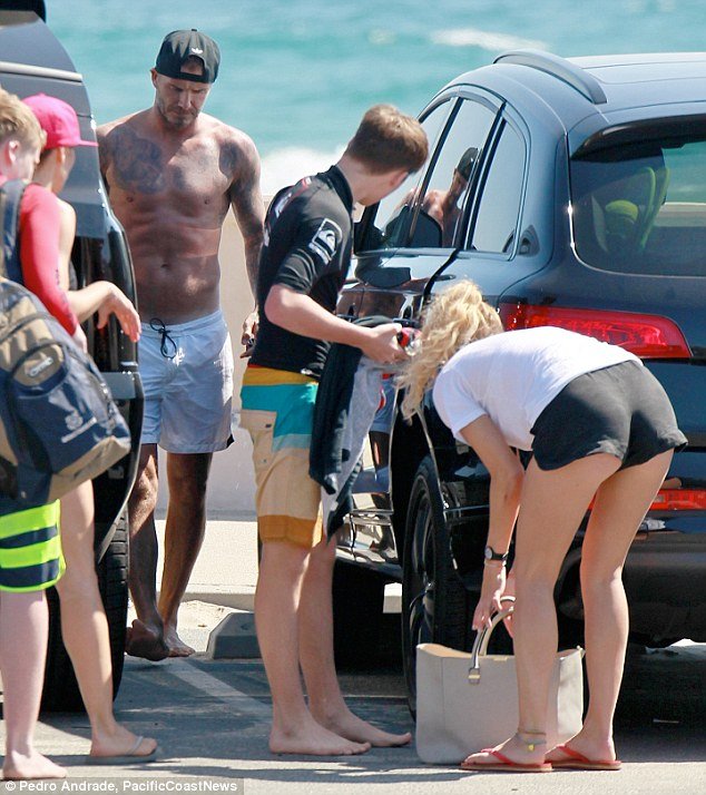 O Nτέιβιντ Μπέκαμ έβγαλε έξω τους κοιλιακούς του και ανέβασε τη θερμοκρασία στο Λος Αντζελες [εικόνες] | iefimerida.gr 0