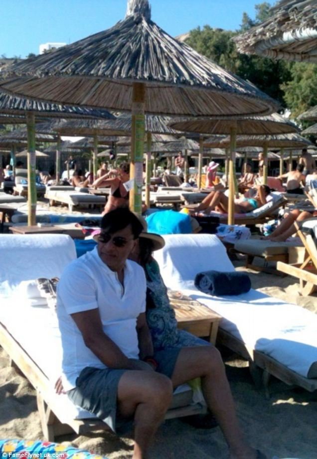 Ο βαθύπλουτος Ινδός με το απίστευτο σκάφος που κάνει διακοπές στη Μύκονο -Απεχθάνεται τη χλιδή και του αρέσει να κάνει μπάνιο μαζί με τον κόσμο [εικόνες] | iefimerida.gr 5