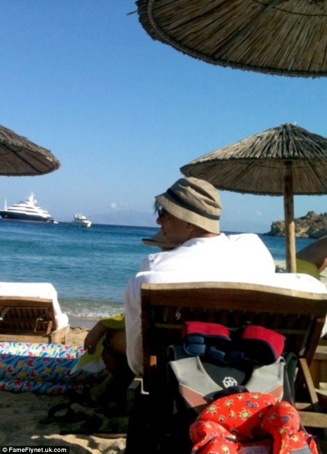 Ο βαθύπλουτος Ινδός με το απίστευτο σκάφος που κάνει διακοπές στη Μύκονο -Απεχθάνεται τη χλιδή και του αρέσει να κάνει μπάνιο μαζί με τον κόσμο [εικόνες] | iefimerida.gr 3