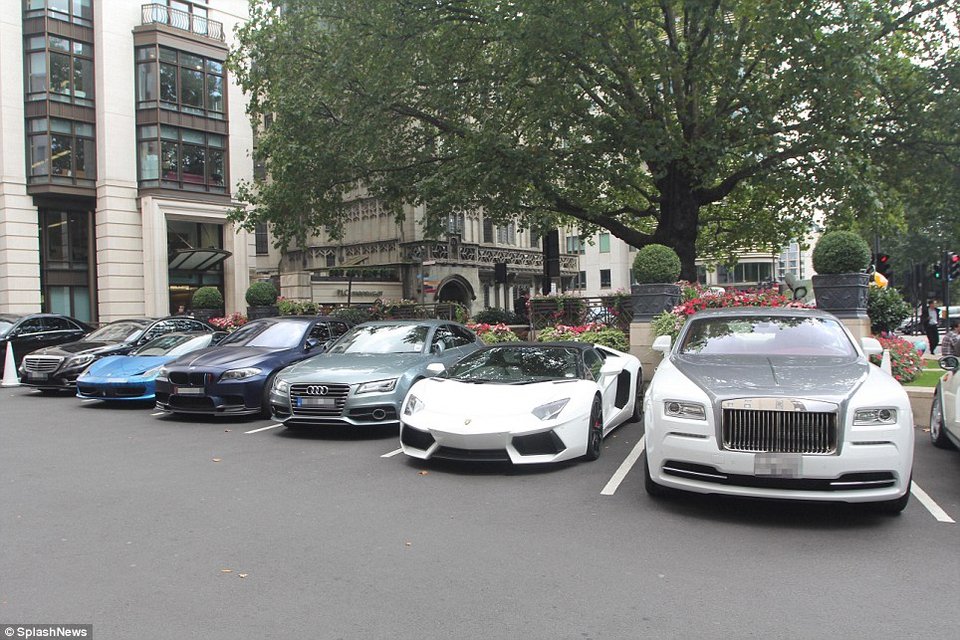 Εδώ παρκάρουν τα αυτοκίνητά τους οι πιο πλούσιοι άνθρωποι στον κόσμο: Παρέλαση από Rolls Royce, Ferrari και Bentley [εικόνες] | iefimerida.gr 2