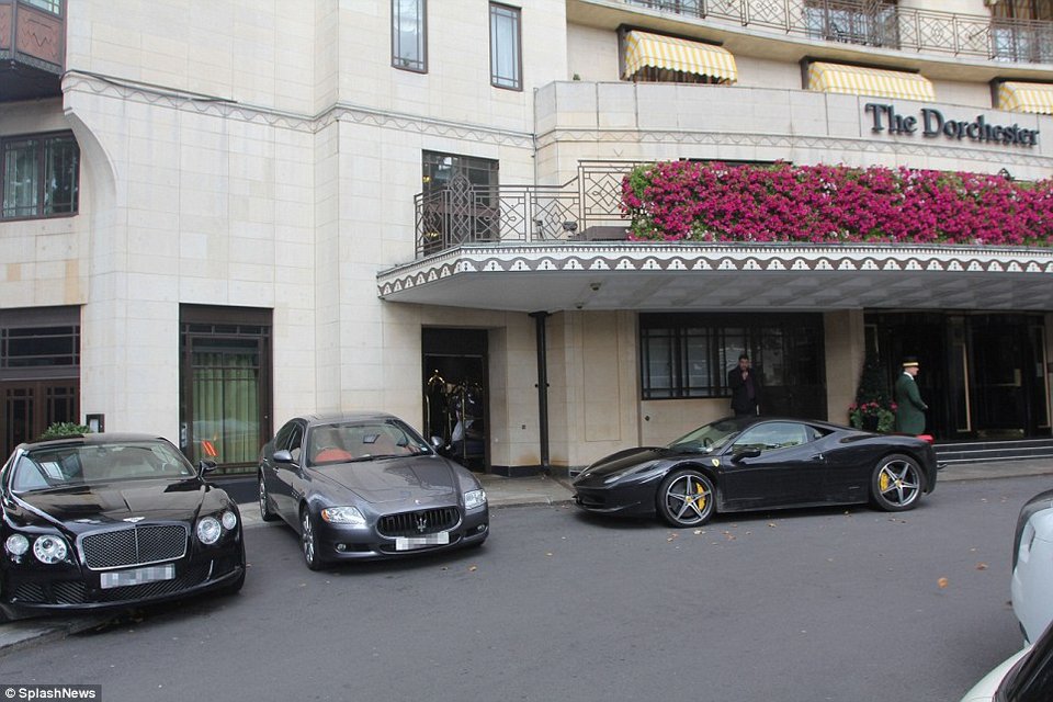 Εδώ παρκάρουν τα αυτοκίνητά τους οι πιο πλούσιοι άνθρωποι στον κόσμο: Παρέλαση από Rolls Royce, Ferrari και Bentley [εικόνες] | iefimerida.gr 4