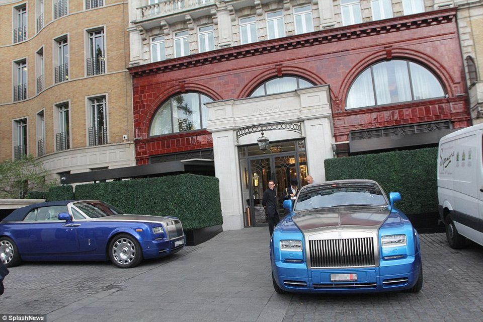 Εδώ παρκάρουν τα αυτοκίνητά τους οι πιο πλούσιοι άνθρωποι στον κόσμο: Παρέλαση από Rolls Royce, Ferrari και Bentley [εικόνες] | iefimerida.gr 5