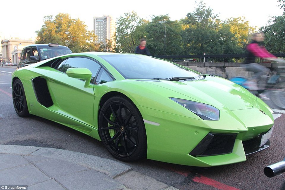 Εδώ παρκάρουν τα αυτοκίνητά τους οι πιο πλούσιοι άνθρωποι στον κόσμο: Παρέλαση από Rolls Royce, Ferrari και Bentley [εικόνες] | iefimerida.gr 6