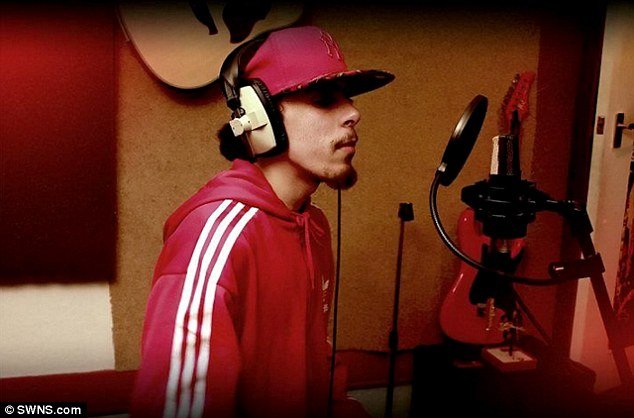 Κατάβαση στην κόλαση: Πώς ο «Τζιχάντι Τζον» από φιλόδοξος ράπερ, έγινε στυγνός εκτελεστής [εικόνες] | iefimerida.gr 5