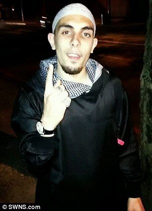 Κατάβαση στην κόλαση: Πώς ο «Τζιχάντι Τζον» από φιλόδοξος ράπερ, έγινε στυγνός εκτελεστής [εικόνες] | iefimerida.gr 8