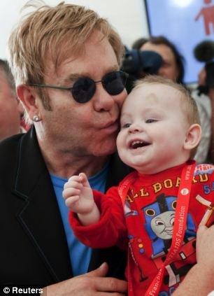 Ο Ελτον Τζον έσωσε 6χρονο αγοράκι από τις συγκρούσεις στην Ουκρανία [εικόνες] | iefimerida.gr 0