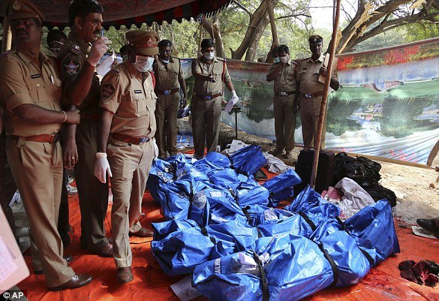 Φλεγόμενο τρένο έγινε παγίδα θανάτου για 26 Ινδούς -Κάηκαν ζωντανοί γιατί «κόλλησαν» οι πόρτες [εικόνες] | iefimerida.gr 3