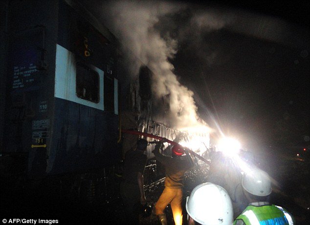 Φλεγόμενο τρένο έγινε παγίδα θανάτου για 26 Ινδούς -Κάηκαν ζωντανοί γιατί «κόλλησαν» οι πόρτες [εικόνες] | iefimerida.gr 4