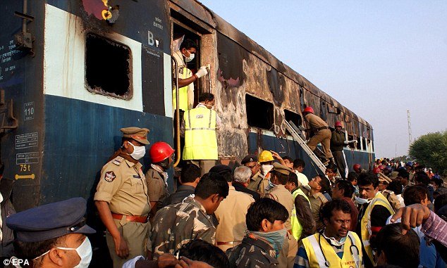Φλεγόμενο τρένο έγινε παγίδα θανάτου για 26 Ινδούς -Κάηκαν ζωντανοί γιατί «κόλλησαν» οι πόρτες [εικόνες] | iefimerida.gr 5