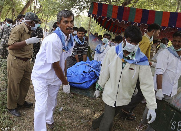 Φλεγόμενο τρένο έγινε παγίδα θανάτου για 26 Ινδούς -Κάηκαν ζωντανοί γιατί «κόλλησαν» οι πόρτες [εικόνες] | iefimerida.gr 7