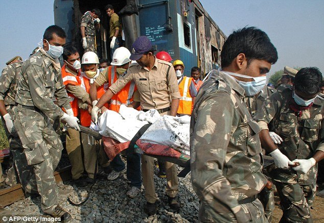 Φλεγόμενο τρένο έγινε παγίδα θανάτου για 26 Ινδούς -Κάηκαν ζωντανοί γιατί «κόλλησαν» οι πόρτες [εικόνες] | iefimerida.gr 8