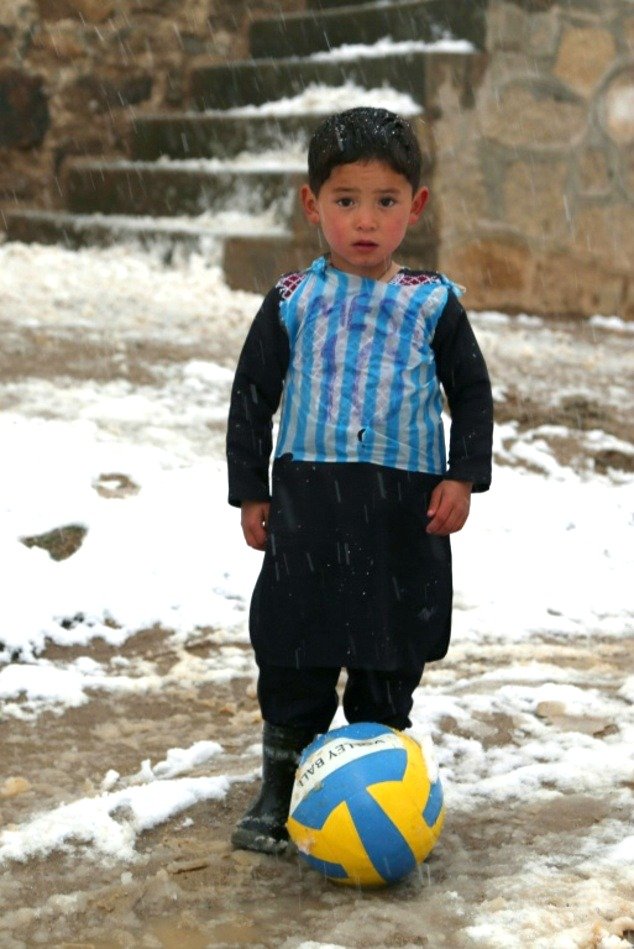 Ο Μέσι θα συναντήσει τον μικρό Αφγανό που έφτιαξε τη φανέλα του από σακούλες [εικόνες] | iefimerida.gr 1