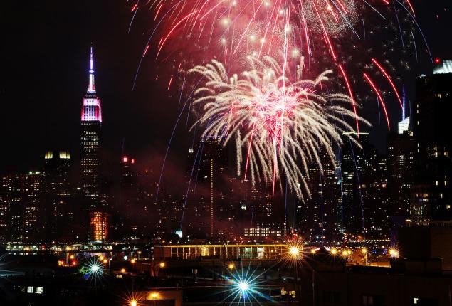 Εκαναν τη νύχτα μέρα στις ΗΠΑ: Εντυπωσιακά πυροτεχνήματα φώτισαν τον ουρανό [εικόνες] | iefimerida.gr 3