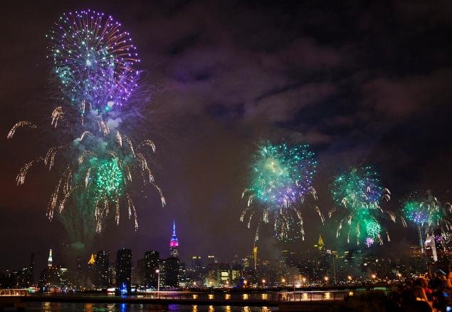 Εκαναν τη νύχτα μέρα στις ΗΠΑ: Εντυπωσιακά πυροτεχνήματα φώτισαν τον ουρανό [εικόνες] | iefimerida.gr 5