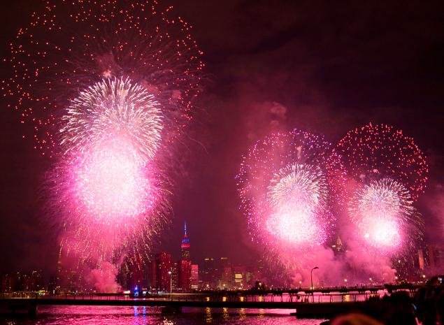 Εκαναν τη νύχτα μέρα στις ΗΠΑ: Εντυπωσιακά πυροτεχνήματα φώτισαν τον ουρανό [εικόνες] | iefimerida.gr 6