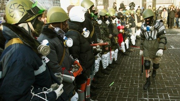 Ποια είναι η ακροδεξιά πολιτοφυλακή του Κιέβου -«αδελφάκι» της Χ.A.- που αρπάζει, σκοτώνει και περιφρουρεί [εικόνες+βίντεο] | iefimerida.gr 4