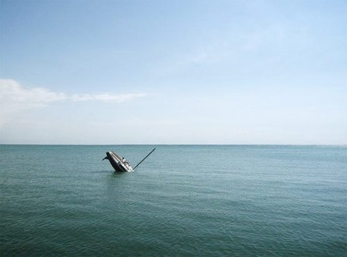 Το πιο περίεργο σκάφος του κόσμου: Εχει σχεδιαστεί έτσι ώστε να μοιάζει μισοβυθισμένο [εικόνες & βίντεο] | iefimerida.gr 0