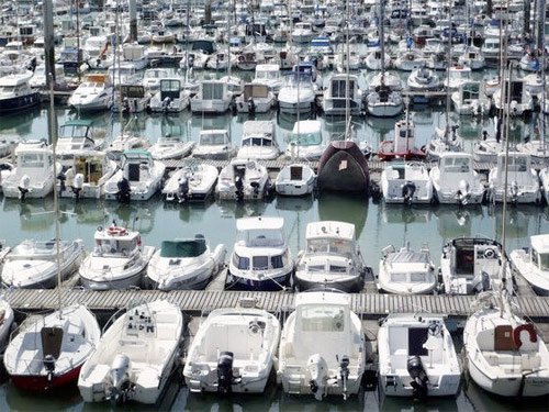 Το πιο περίεργο σκάφος του κόσμου: Εχει σχεδιαστεί έτσι ώστε να μοιάζει μισοβυθισμένο [εικόνες & βίντεο] | iefimerida.gr 2