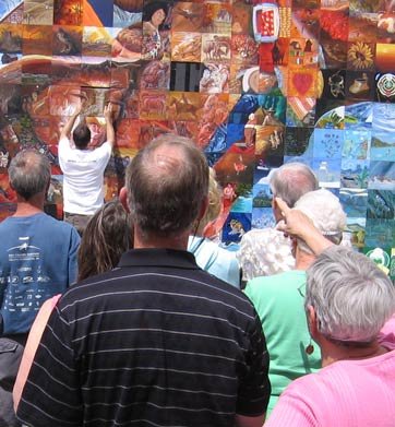 Καλλιτέχνες ενώνουν τις ικανότητές τους σε ένα διαδραστικό μωσαϊκό [εικόνες] | iefimerida.gr 1