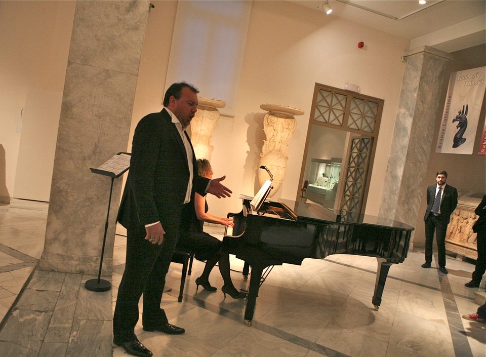 H Λυρική το απόγευμα της Δευτέρας ήταν παντού: Από την Ακρόπολη ως την Πατησίων [εικόνες] | iefimerida.gr 7