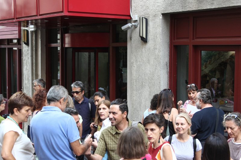 Εξω από το υπουργείο Πολιτισμού οι αρχαιολόγοι -Στο πλευρό τους και ο Νίκος Φίλης [εικόνες] | iefimerida.gr 0