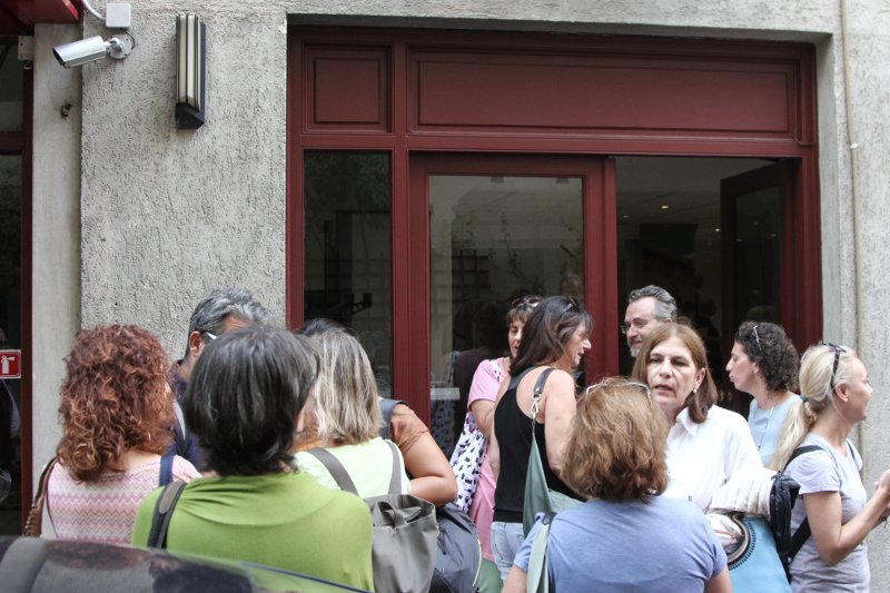 Εξω από το υπουργείο Πολιτισμού οι αρχαιολόγοι -Στο πλευρό τους και ο Νίκος Φίλης [εικόνες] | iefimerida.gr 1