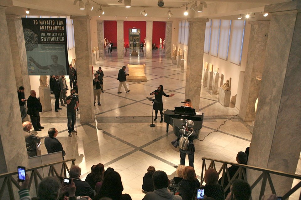 H Λυρική το απόγευμα της Δευτέρας ήταν παντού: Από την Ακρόπολη ως την Πατησίων [εικόνες] | iefimerida.gr 6