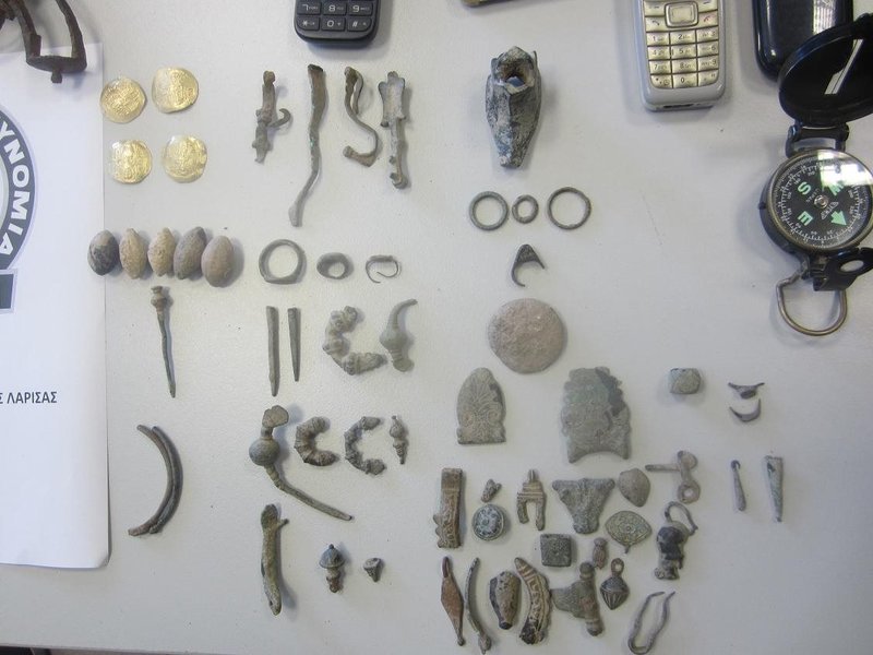 Εξαρθρώθηκε σπείρα αρχαιοκάπηλων -Είχαν επίχρυσα και ασημένια νομίσματα και αρχαία κοσμήματα [εικόνες] | iefimerida.gr 0