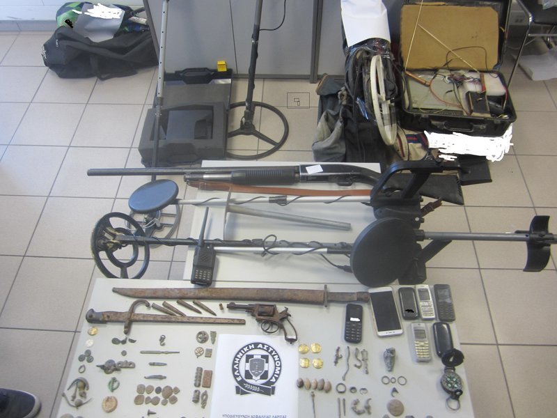 Εξαρθρώθηκε σπείρα αρχαιοκάπηλων -Είχαν επίχρυσα και ασημένια νομίσματα και αρχαία κοσμήματα [εικόνες] | iefimerida.gr 1