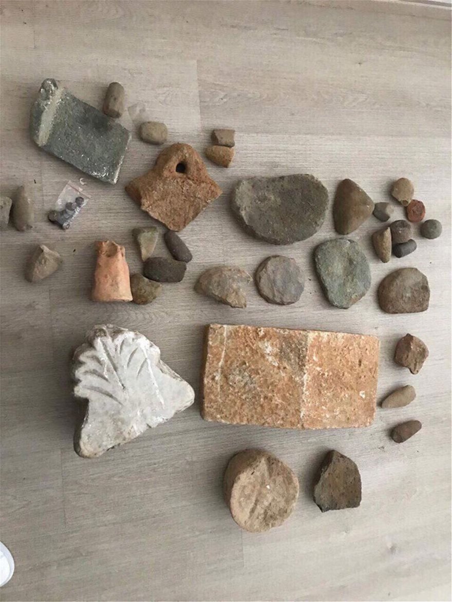 Αρτα: Βρήκαν σε θάμνους δύο σάκους γεμάτους αρχαία -Αγγεία, στήλες, νομίσματα [εικόνες] | iefimerida.gr 0