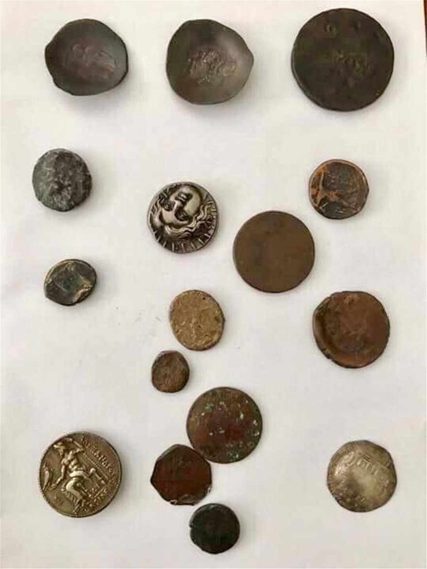 Αρτα: Βρήκαν σε θάμνους δύο σάκους γεμάτους αρχαία -Αγγεία, στήλες, νομίσματα [εικόνες] | iefimerida.gr 1