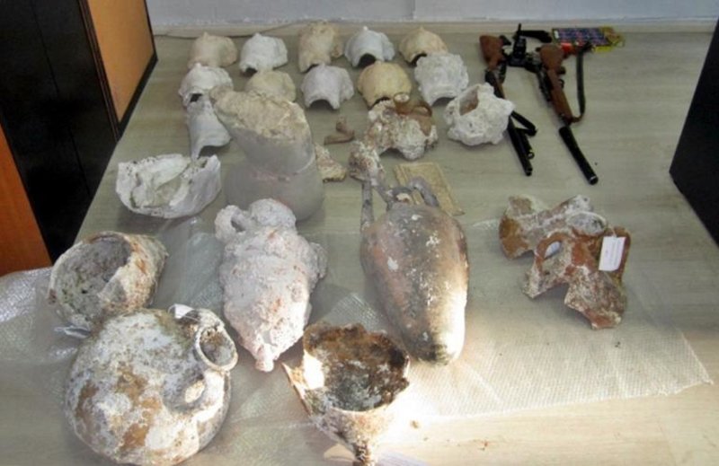 Ζευγάρι αρχαιοκάπηλων συνελήφθη στη Θεσπρωτία -Είχαν «θησαυρό» με αρχαία στο σπίτι τους [εικόνες] | iefimerida.gr 2