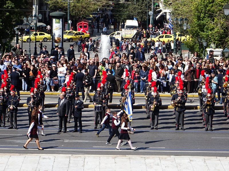 Παρέλαση στην Αθήνα: Η σημαιοφόρος με τη μαντίλα που ξεχώρισε [εικόνες] | iefimerida.gr 4