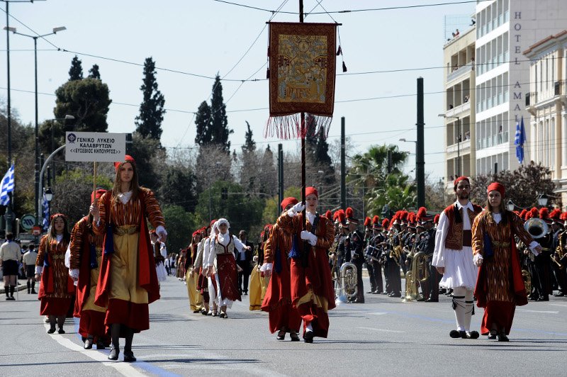 Παρέλαση στην Αθήνα: Η σημαιοφόρος με τη μαντίλα που ξεχώρισε [εικόνες] | iefimerida.gr 5