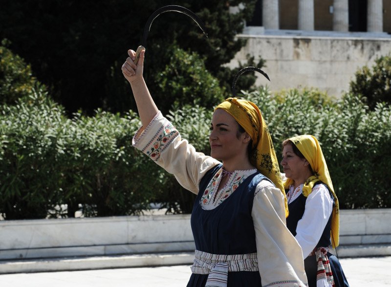 Παρέλαση στην Αθήνα: Η σημαιοφόρος με τη μαντίλα που ξεχώρισε [εικόνες] | iefimerida.gr 7
