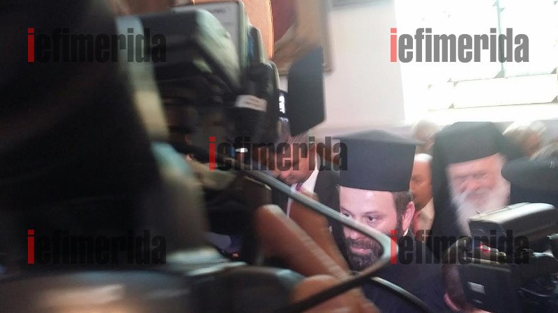 Στην Αγία Βαρβάρα για να προσκυνήσει τα ιερά λείψανα ο Ιερώνυμος [εικόνες] | iefimerida.gr 1