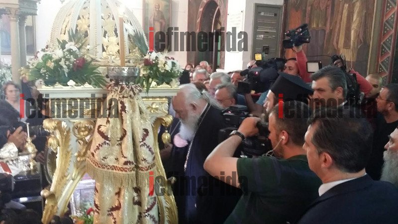 Στην Αγία Βαρβάρα για να προσκυνήσει τα ιερά λείψανα ο Ιερώνυμος [εικόνες] | iefimerida.gr 6