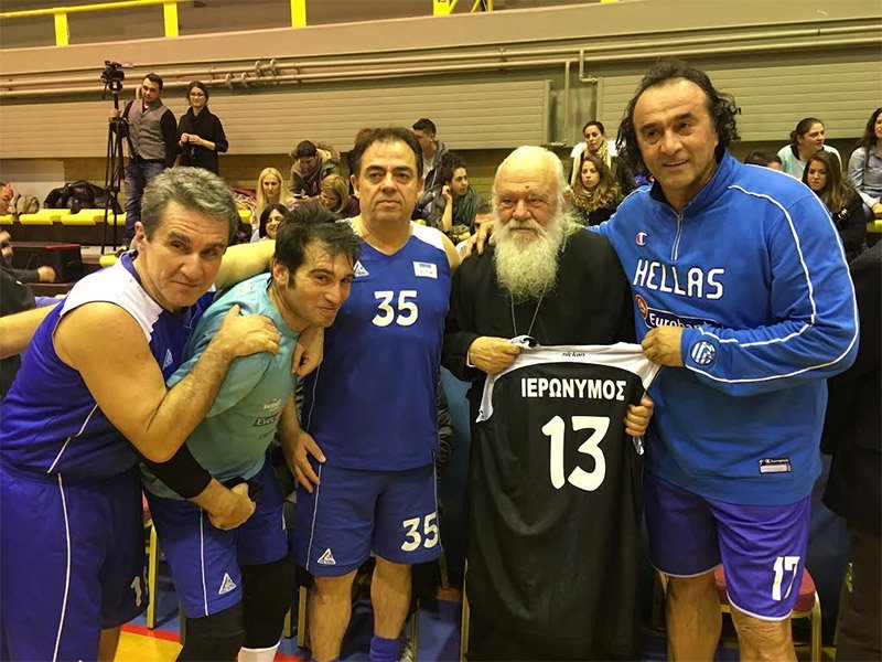 Στο παρκέ για καλό σκοπό με τον Αρχιεπίσκοπο Ιερώνυμο [εικόνες] | iefimerida.gr 1