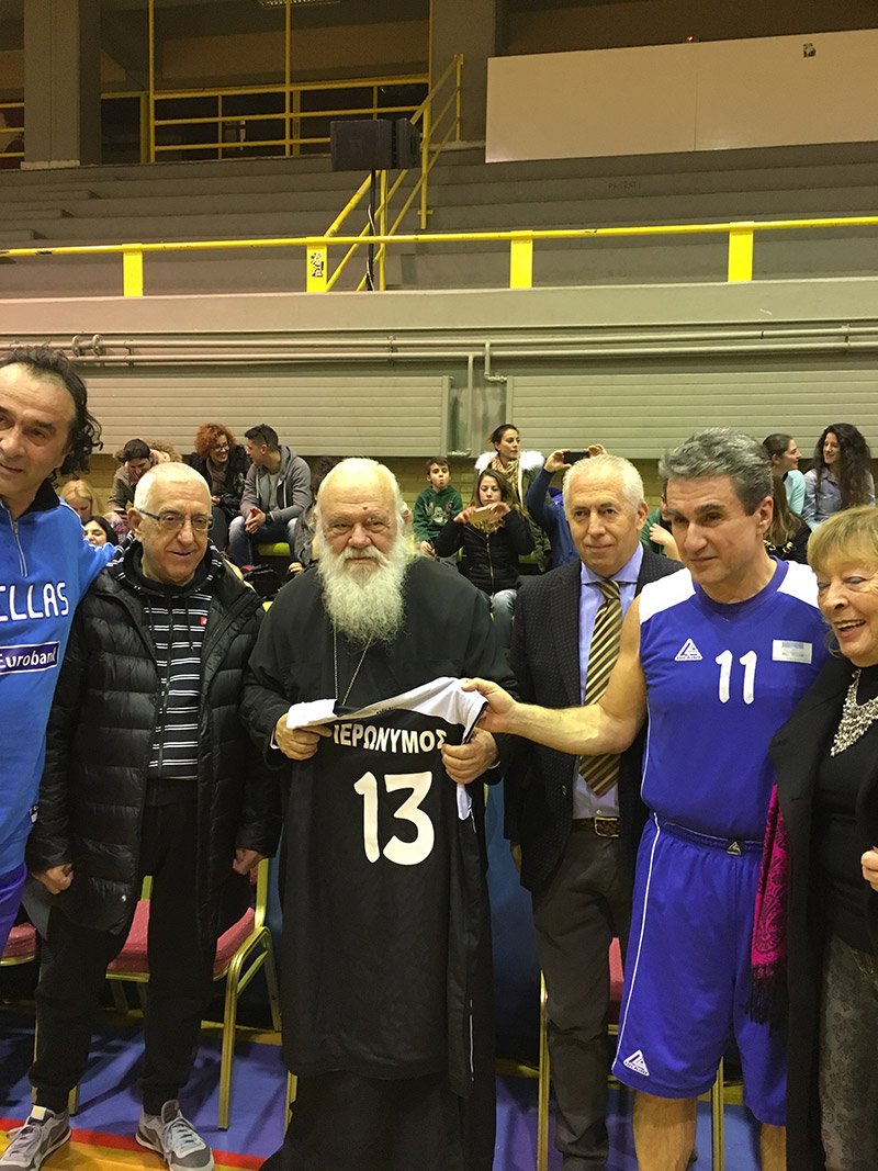Στο παρκέ για καλό σκοπό με τον Αρχιεπίσκοπο Ιερώνυμο [εικόνες] | iefimerida.gr 0