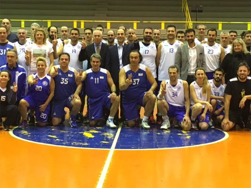 Στο παρκέ για καλό σκοπό με τον Αρχιεπίσκοπο Ιερώνυμο [εικόνες] | iefimerida.gr 2