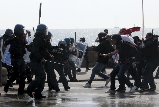 Συμπλοκές σε διαδήλωση στην Νάπολη -Τραυματίστηκαν 3 αστυνομικοί [εικόνες&βίντεο] | iefimerida.gr 0