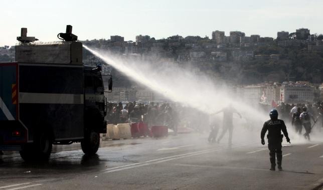 Συμπλοκές σε διαδήλωση στην Νάπολη -Τραυματίστηκαν 3 αστυνομικοί [εικόνες&βίντεο] | iefimerida.gr 2