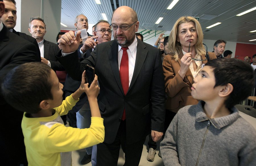 Ο Σουλτς στους πρόσφυγες στο Γαλάτσι: Η ηλικιωμένη που έκλαιγε και οι selfies με τα παιδιά των μεταναστών [εικόνες]  | iefimerida.gr 0